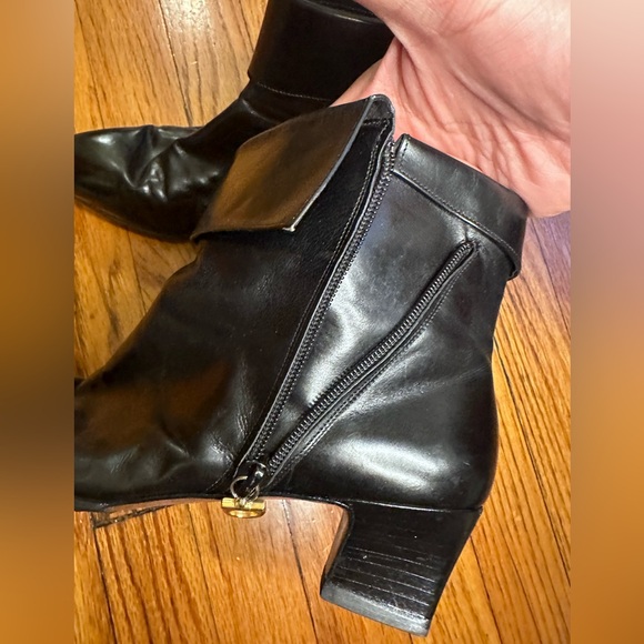 SALVATORE FERRAGAMO ITALIAN LEATHER ANKLE BOOTS WITH GANCINI BIT ZIPPER SIZE 7 - Picture 8 of 16